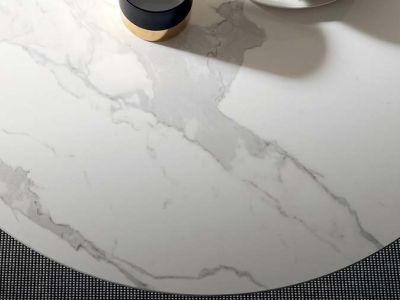 Tavolino trasformabile tondo Helios Altacom ceramica bianco statuario dettaglio